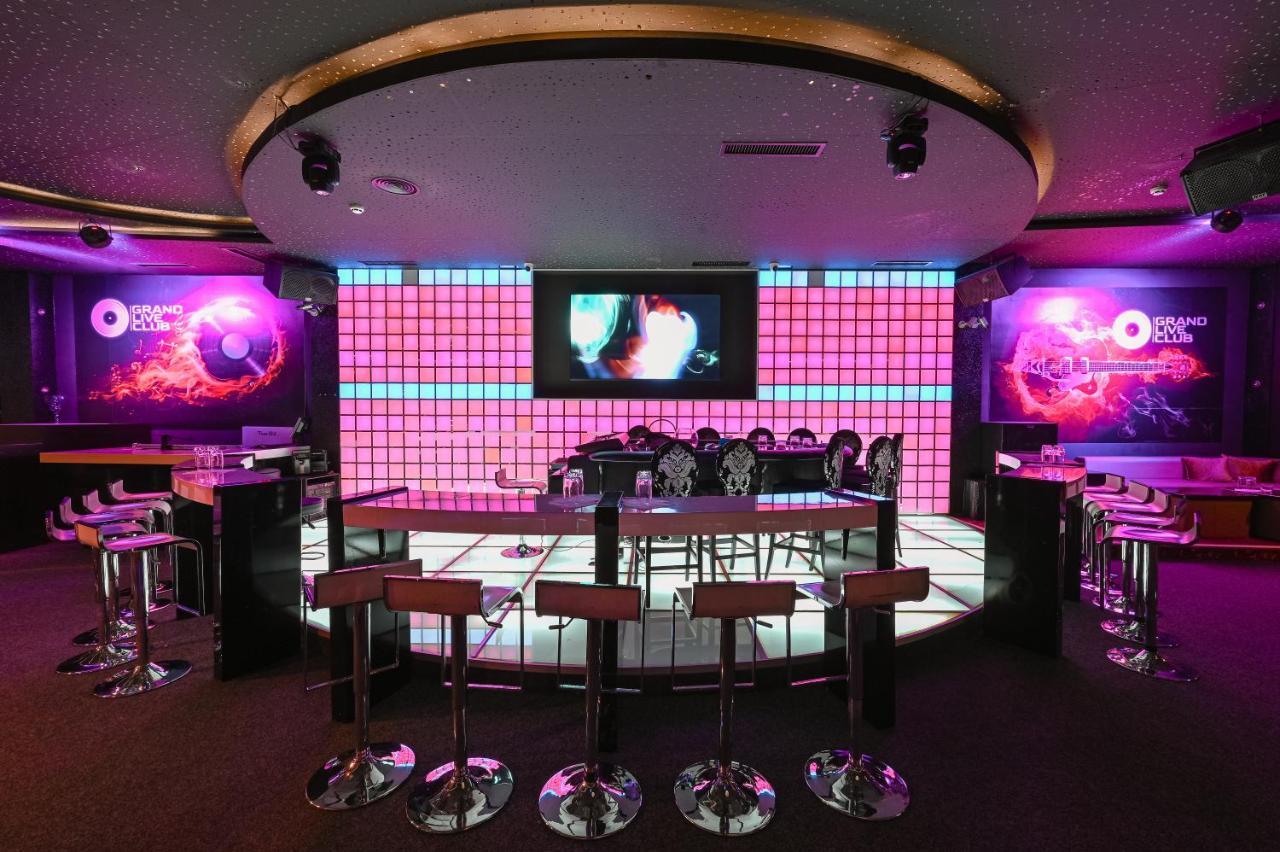 Grand Hotel Welingrad Zewnętrze zdjęcie The Virgin Radio studio