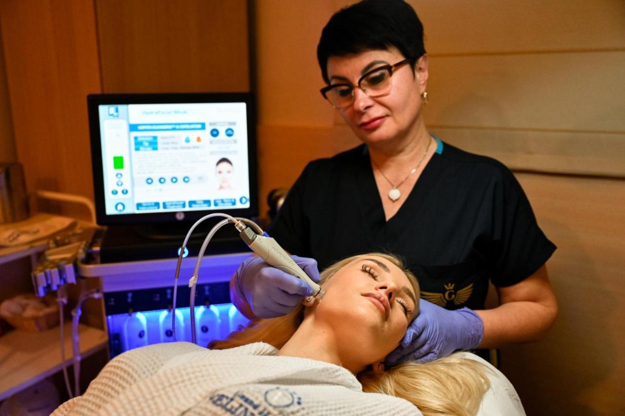 Grand Hotel Welingrad Zewnętrze zdjęcie A woman receiving a facial treatment