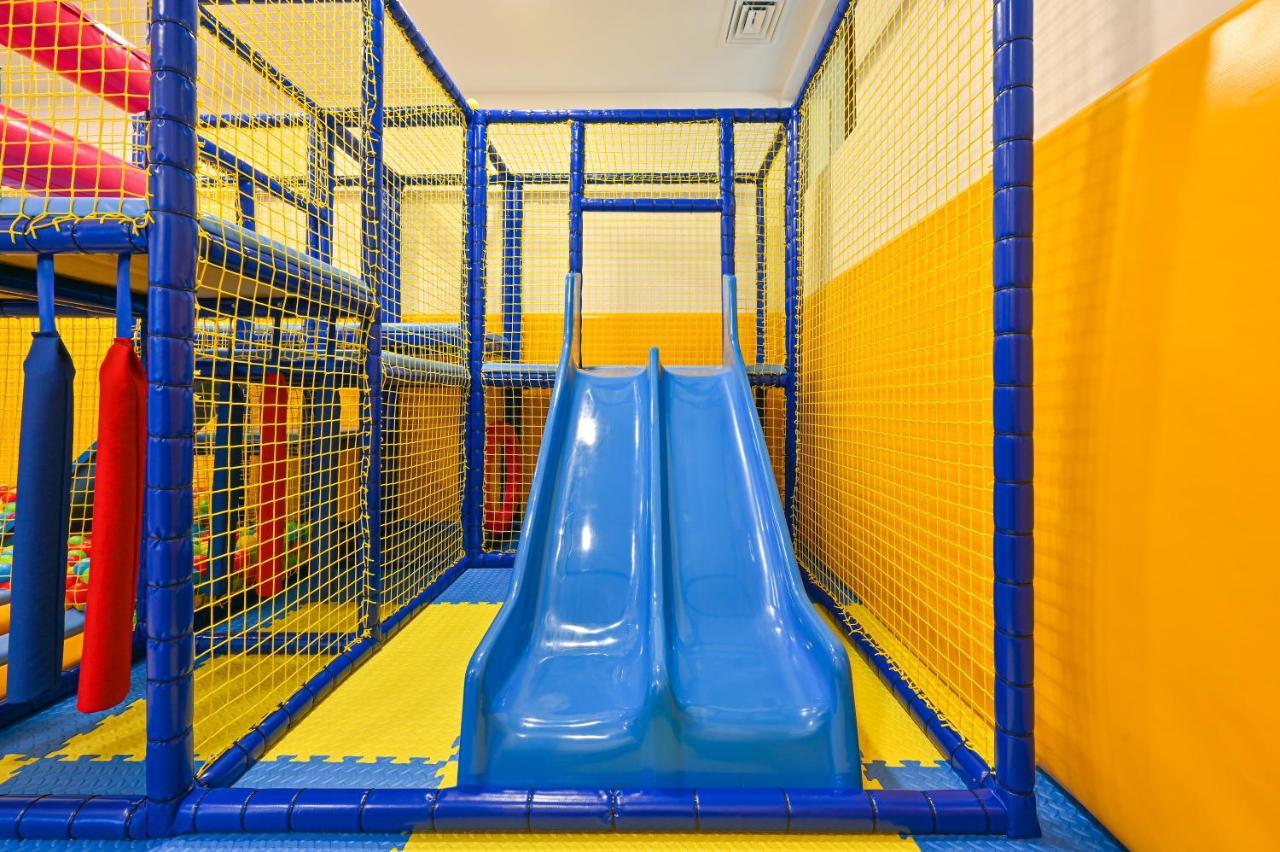 Grand Hotel Welingrad Zewnętrze zdjęcie A slide in a play area