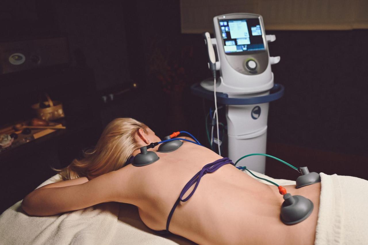 Grand Hotel Welingrad Zewnętrze zdjęcie A woman receiving electroacupuncture treatment