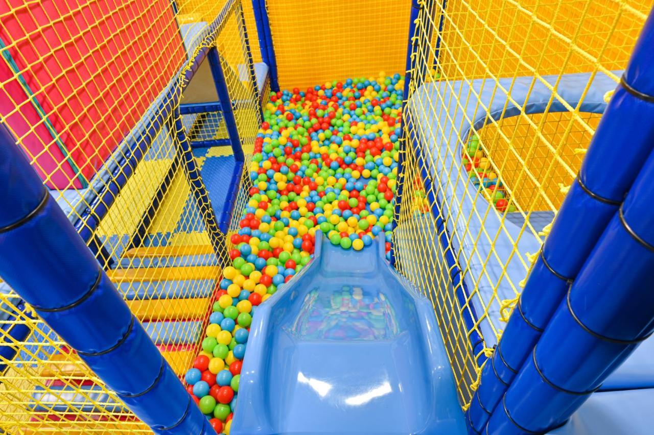 Grand Hotel Welingrad Zewnętrze zdjęcie A ball pit at a playground
