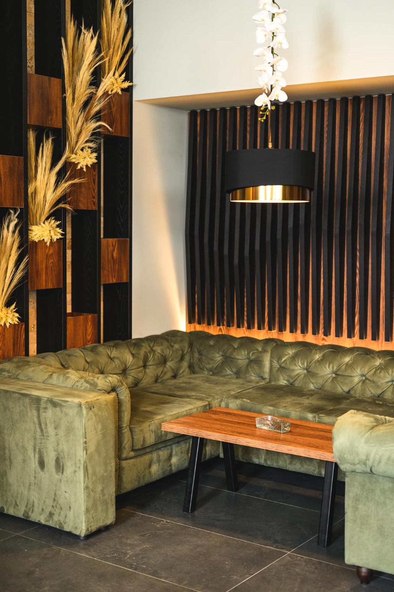 Grand Hotel Welingrad Zewnętrze zdjęcie A leather sofa